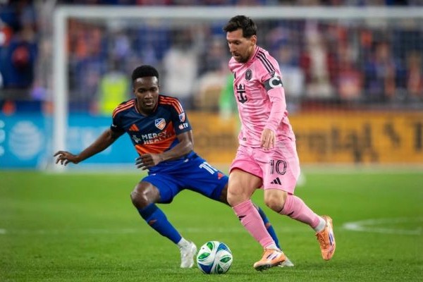 Messi vượt Puskás trở thành vua kiến tạo toàn cầu