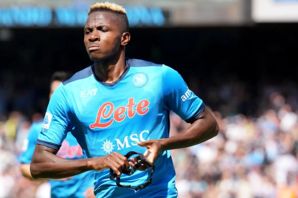 Tiền đạo người Nigeria vẫn im lặng trước tin đồn