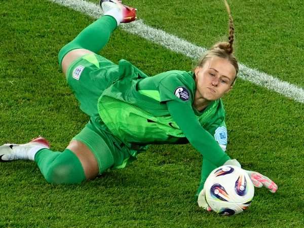 Hannah Hampton cản phá xuất sắc pha dứt điểm quyết định