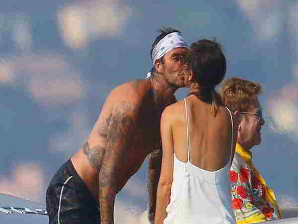 Beckham tặng vợ nụ hôn đắm đuối, Wesley Sneijder tăng cân sau 2 tuần giải nghệ