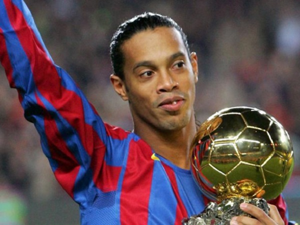 'Chây ỳ' nộp phạt, Ronaldinho bị niêm phong tài sản