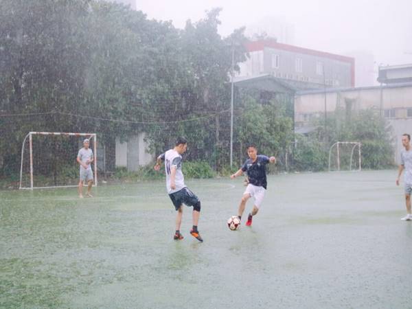 Những hạn chế khi rê bóng trên sân ướt