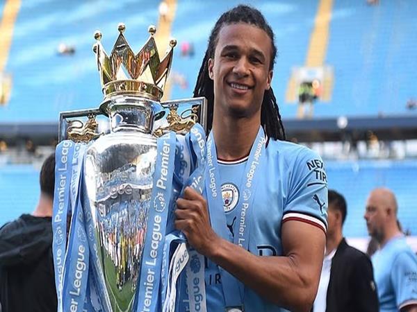 Chuyển nhượng Man City: Kế hoạch bán Ake cho Everton